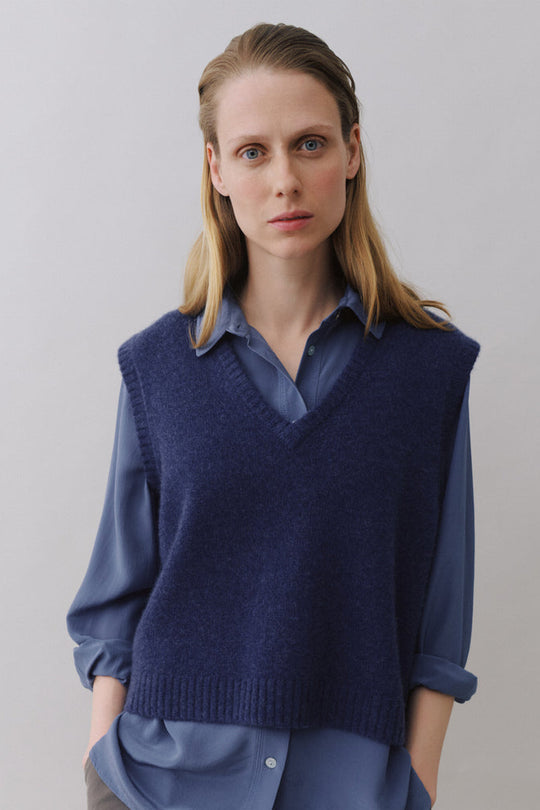 Beta Studios Ninka Vest i indigo i 100% cashmere.