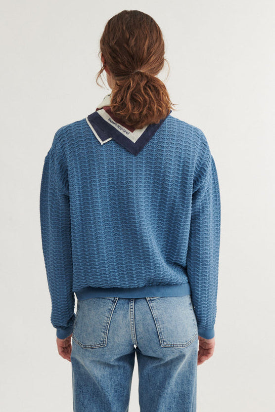 Basic Apparel Osi Sweater, strikket i 100% økologisk bomuld med en løs pasform, rund hals og et struktureret mønster.

