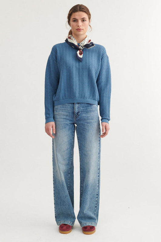 Basic Apparel Osi Sweater, strikket i 100% økologisk bomuld med en løs pasform, rund hals og et struktureret mønster.

