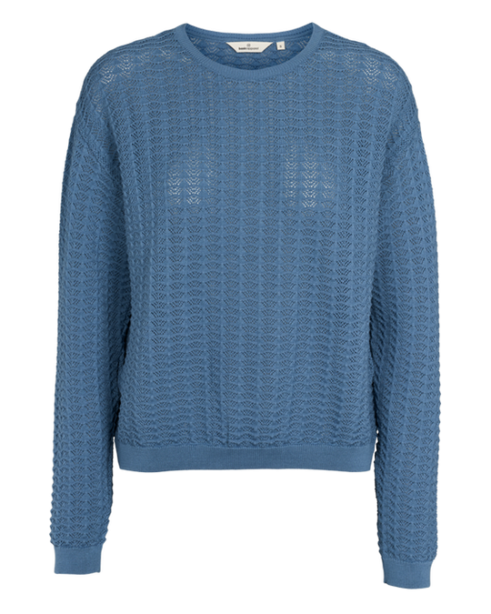 Basic Apparel Osi Sweater, strikket i 100% økologisk bomuld med en løs pasform, rund hals og et struktureret mønster.

