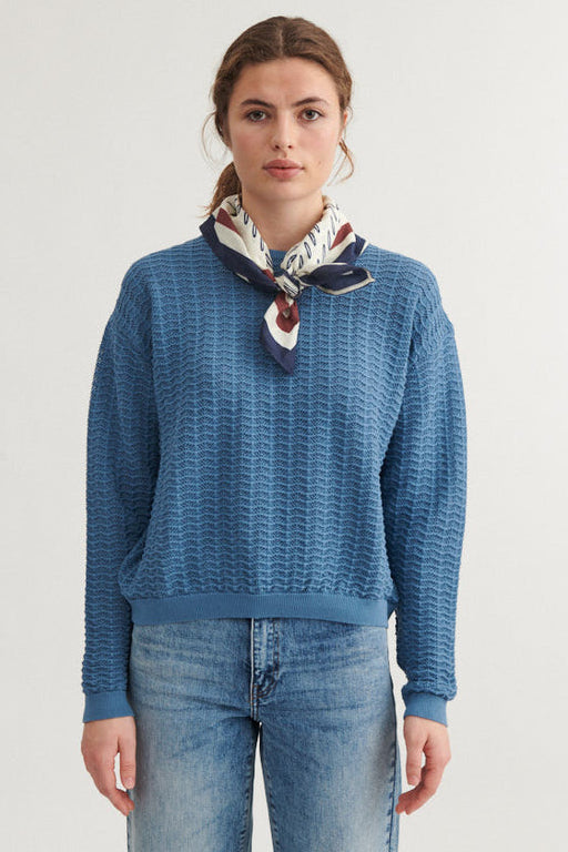 Basic Apparel Osi Sweater, strikket i 100% økologisk bomuld med en løs pasform, rund hals og et struktureret mønster.

