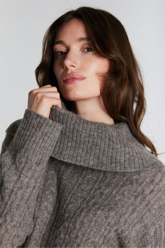 Kosta Knit striktrøje i beige melange set bagfra