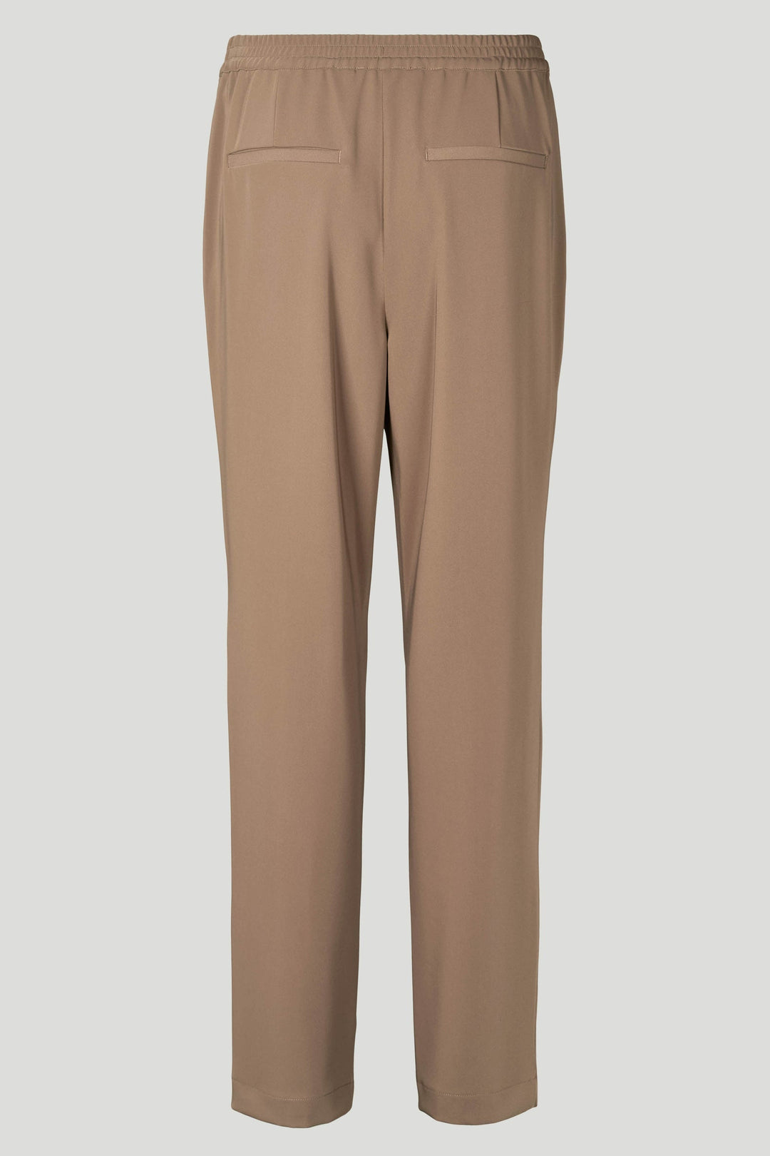 PBO Comfort Amalie Bukser i farven Elm – løstsiddende bukser med elastik i taljen, sidelommer og baglommer. Fremstillet i et blødt, strækbart materiale for optimal komfort.
