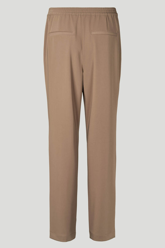 PBO Comfort Amalie Bukser i farven Elm – løstsiddende bukser med elastik i taljen, sidelommer og baglommer. Fremstillet i et blødt, strækbart materiale for optimal komfort.
