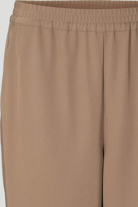 PBO Comfort Amalie Bukser i farven Elm – løstsiddende bukser med elastik i taljen, sidelommer og baglommer. Fremstillet i et blødt, strækbart materiale for optimal komfort.
