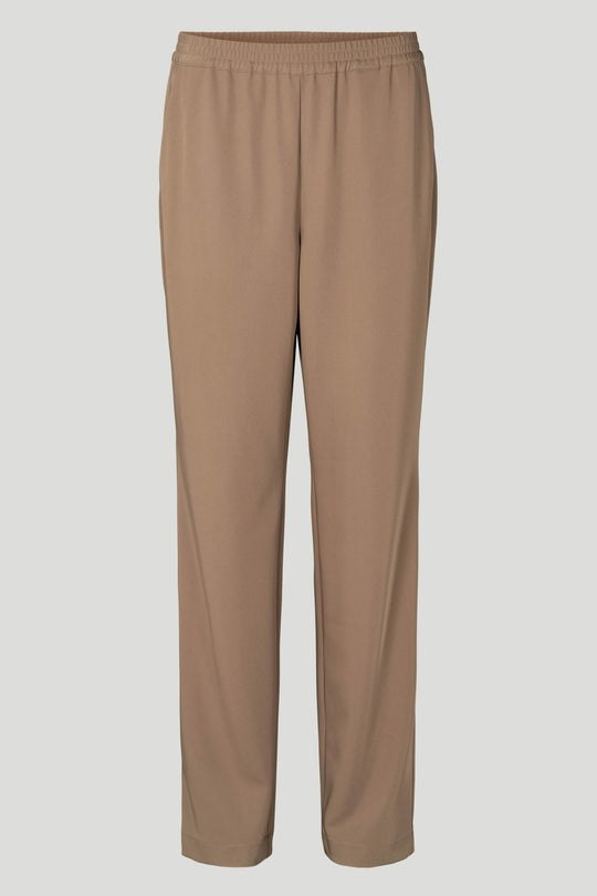 PBO Comfort Amalie Bukser i farven Elm – løstsiddende bukser med elastik i taljen, sidelommer og baglommer. Fremstillet i et blødt, strækbart materiale for optimal komfort.
