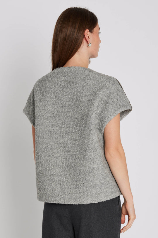 PBO Kino Cape i light grey – kort cape med rund hals og perle-detaljer over skuldrene.
