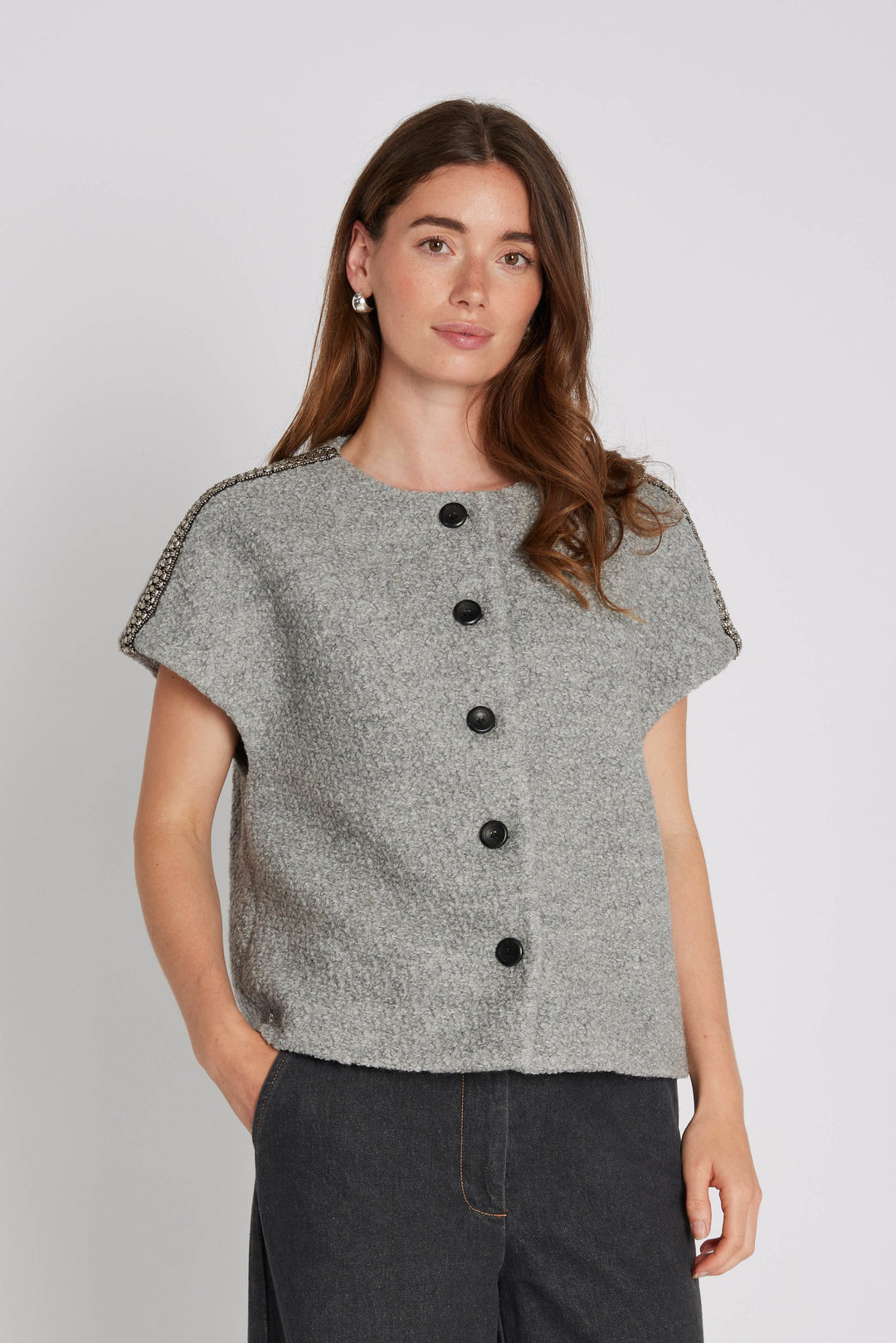 PBO Kino Cape i light grey – kort cape med rund hals og perle-detaljer over skuldrene.
