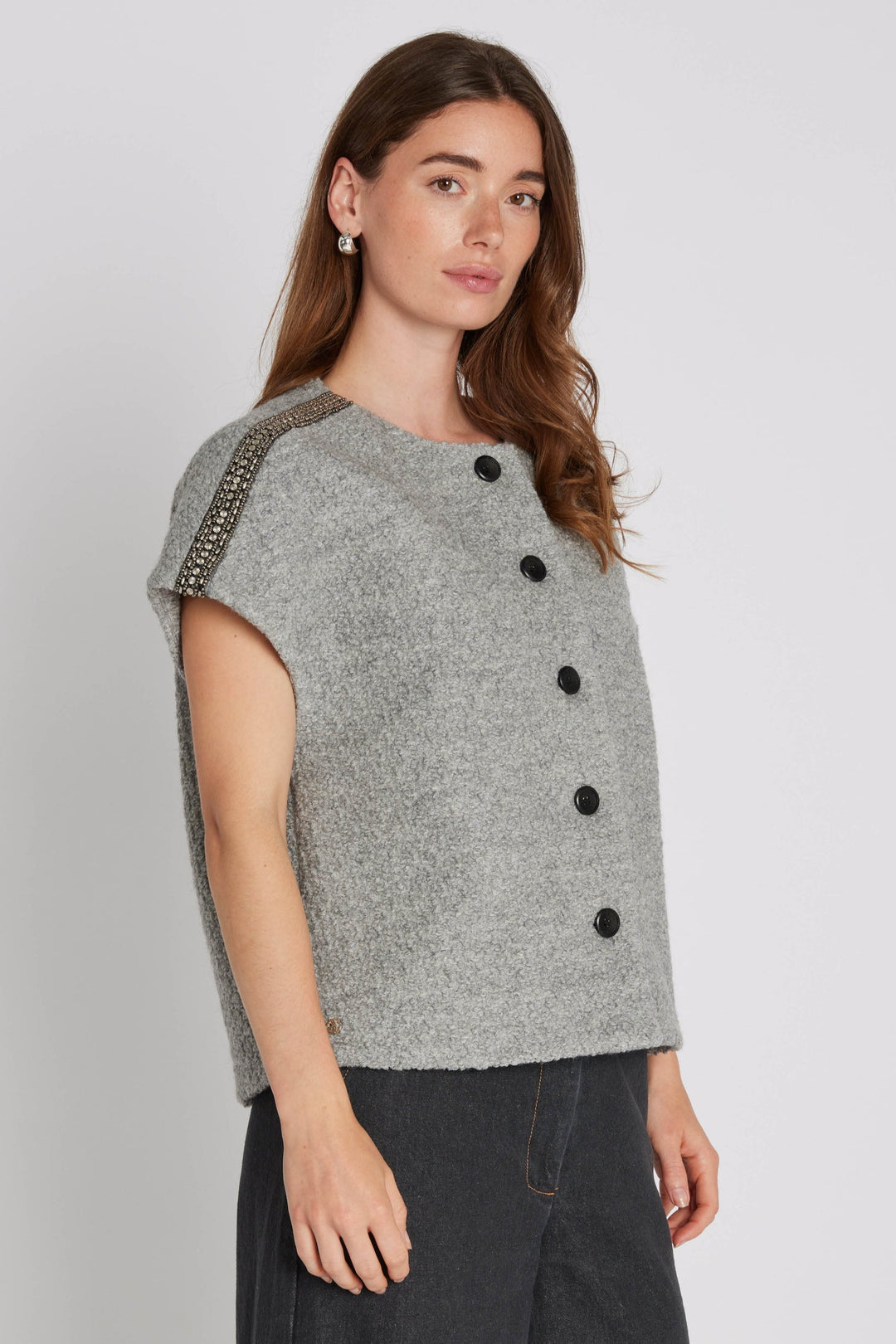 PBO Kino Cape i light grey – kort cape med rund hals og perle-detaljer over skuldrene.
