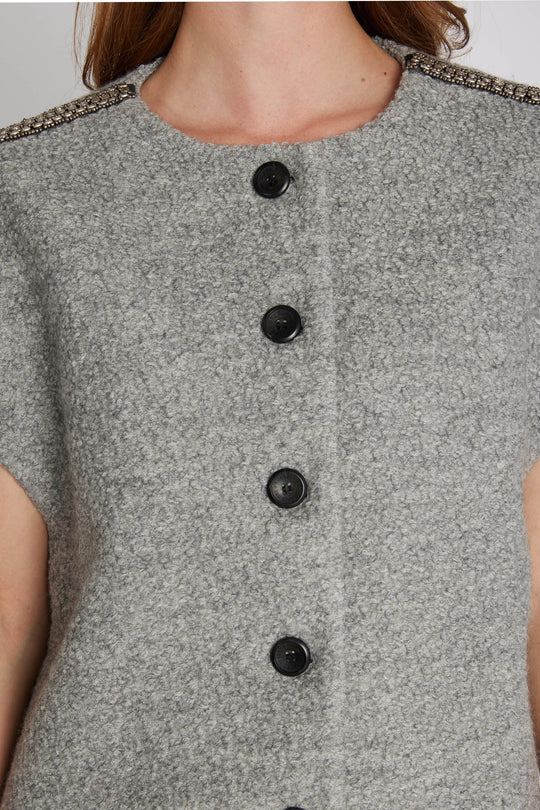 PBO Kino Cape i light grey – kort cape med rund hals og perle-detaljer over skuldrene.
