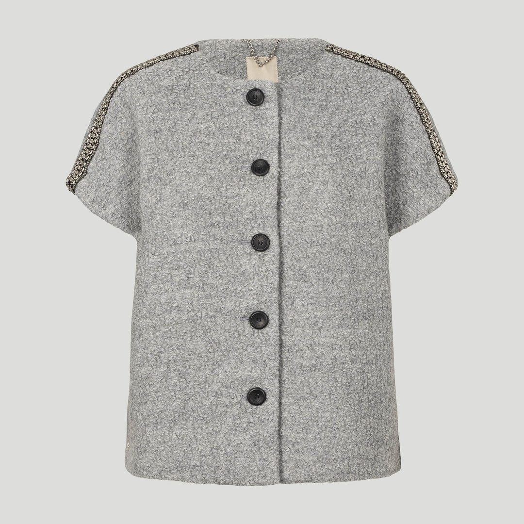 PBO Kino Cape i light grey – kort cape med rund hals og perle-detaljer over skuldrene.
