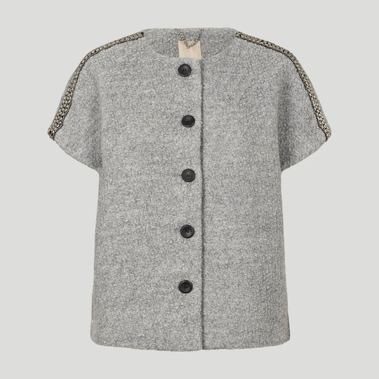PBO Kino Cape i light grey – kort cape med rund hals og perle-detaljer over skuldrene.
