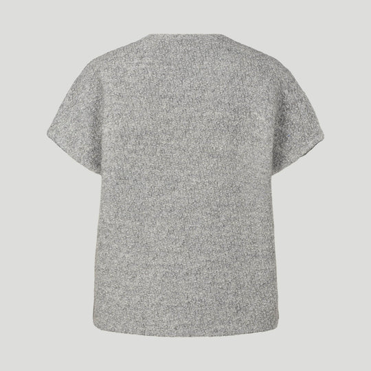 PBO Kino Cape i light grey – kort cape med rund hals og perle-detaljer over skuldrene.
