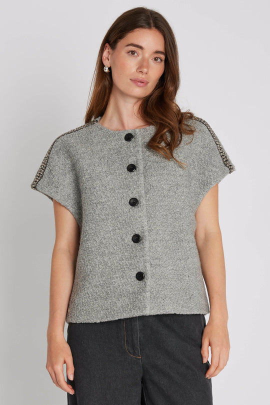 PBO Kino Cape i light grey – kort cape med rund hals og perle-detaljer over skuldrene.
