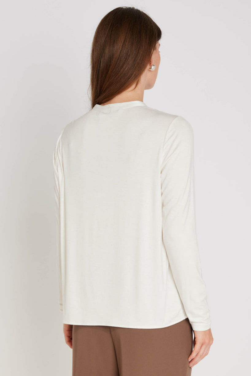 PBO Kopala Blouse i Star White – elegant bluse med rund halsudskæring og fine læg foran.

