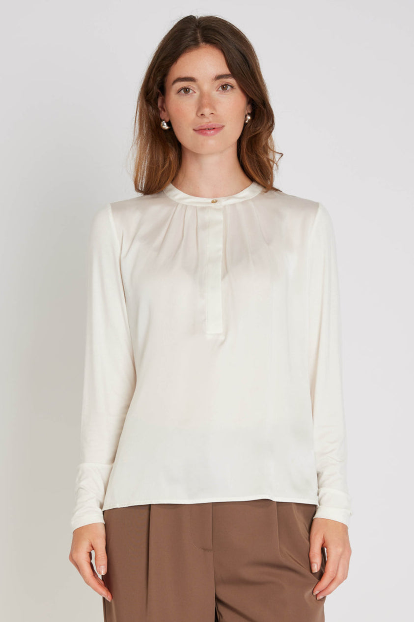 PBO Kopala Blouse i Star White – elegant bluse med rund halsudskæring og fine læg foran.
