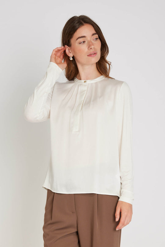 PBO Kopala Blouse i Star White – elegant bluse med rund halsudskæring og fine læg foran.
