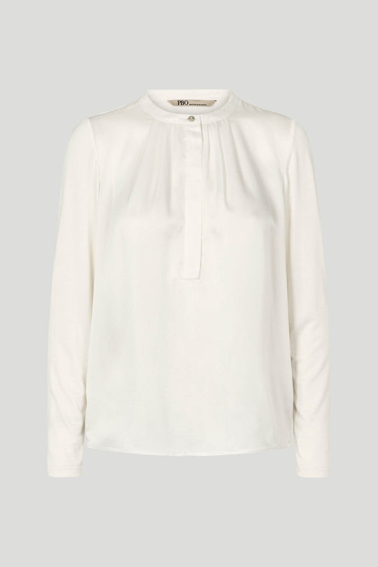 PBO Kopala Blouse i Star White – elegant bluse med rund halsudskæring og fine læg foran.

