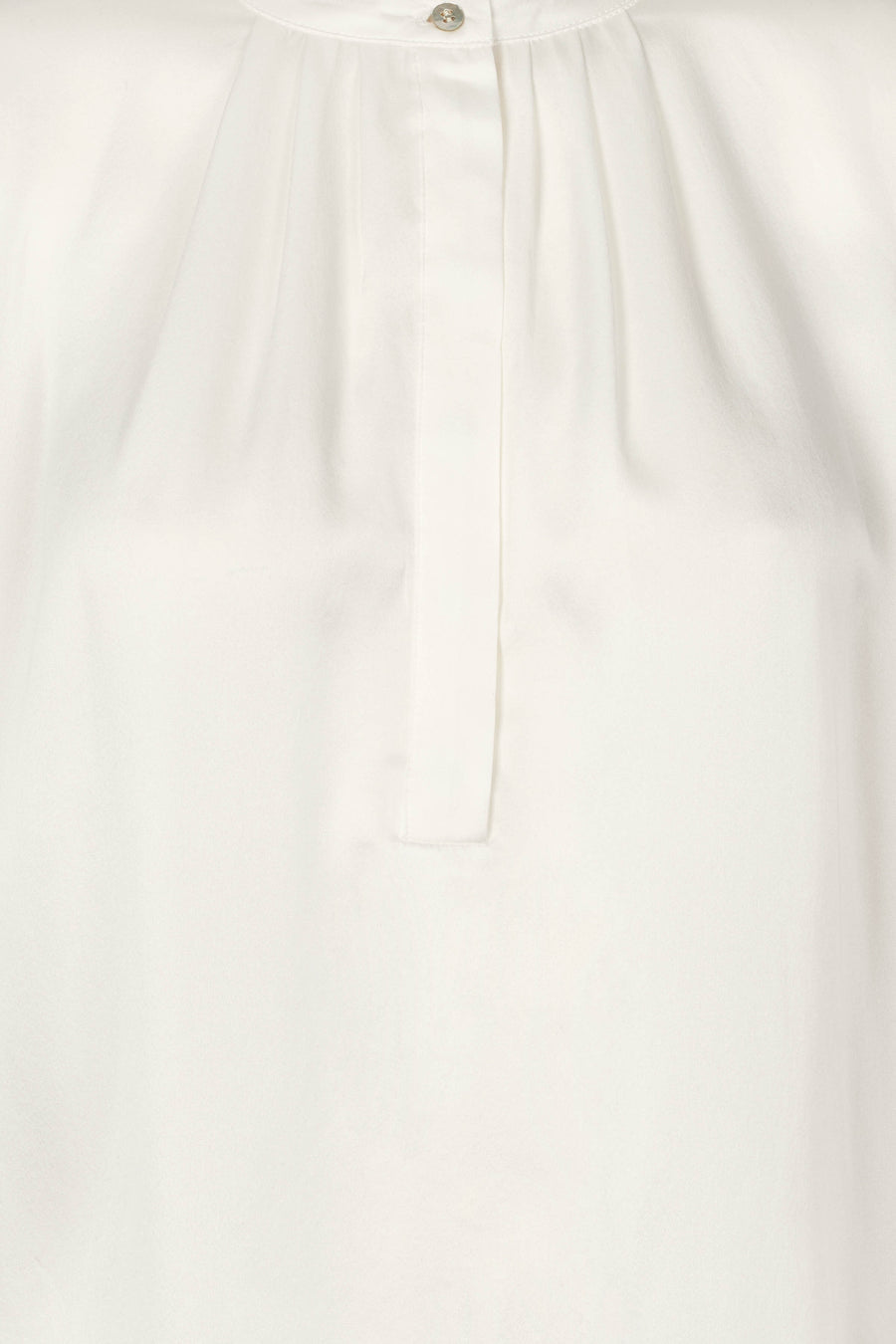 PBO Kopala Blouse i Star White – elegant bluse med rund halsudskæring og fine læg foran.
