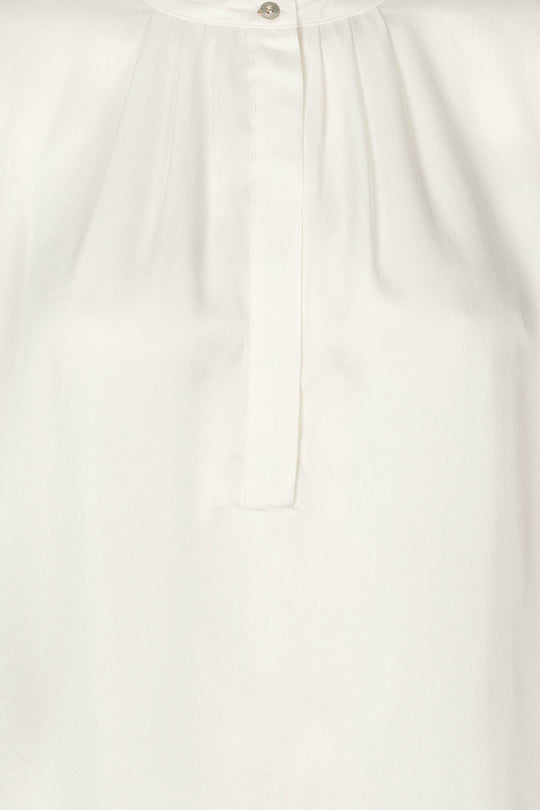PBO Kopala Blouse i Star White – elegant bluse med rund halsudskæring og fine læg foran.
