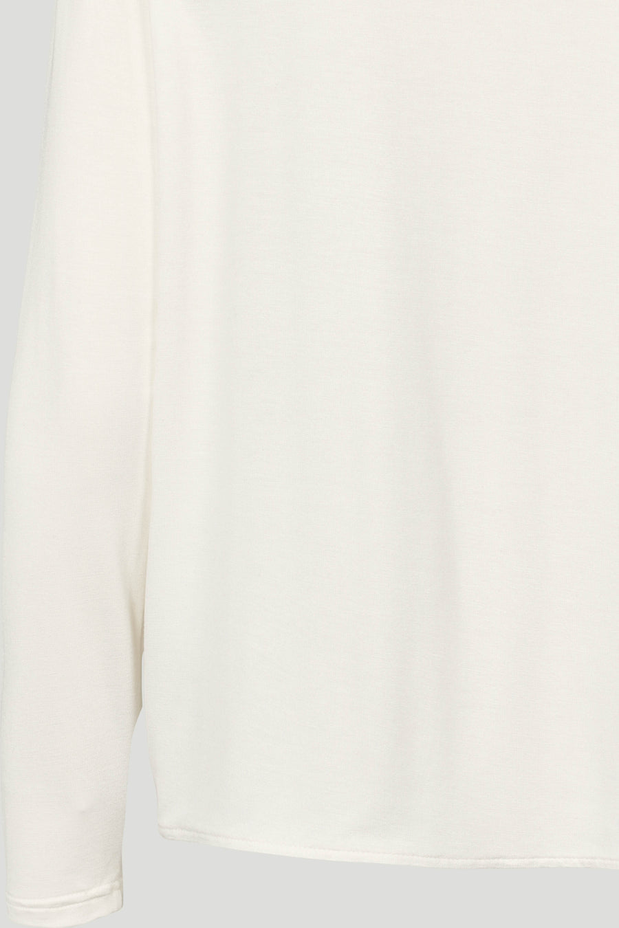 PBO Kopala Blouse i Star White – elegant bluse med rund halsudskæring og fine læg foran.
