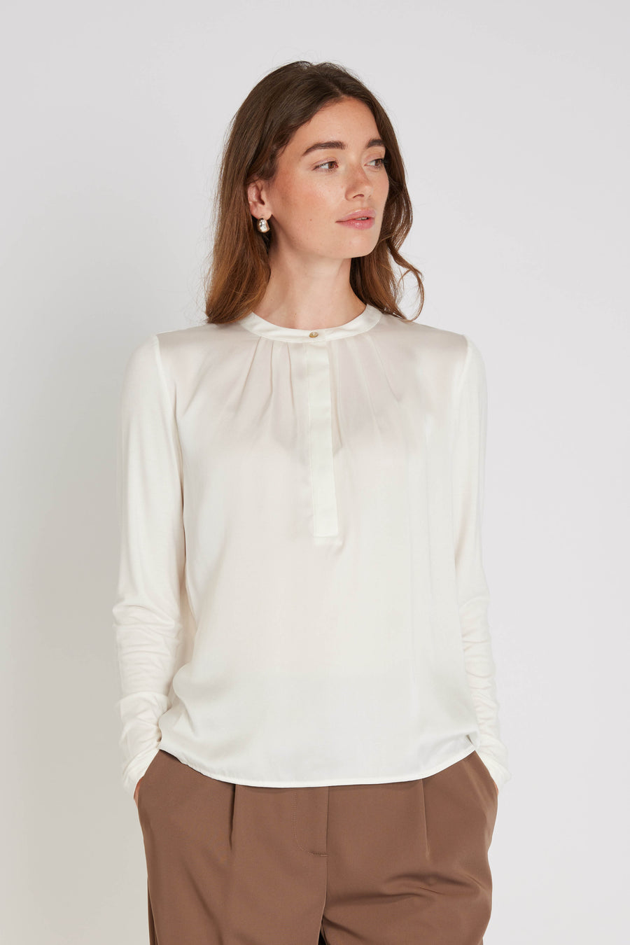 PBO Kopala Blouse i Star White – elegant bluse med rund halsudskæring og fine læg foran.
