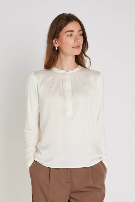 PBO Kopala Blouse i Star White – elegant bluse med rund halsudskæring og fine læg foran.

