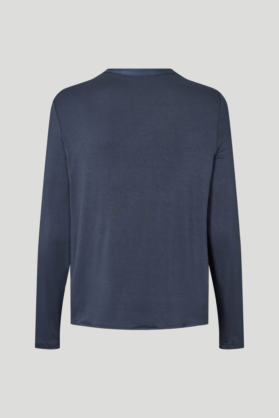 PBO Kopala Blouse i Navy – elegant bluse med rund halsudskæring og fine læg foran.
