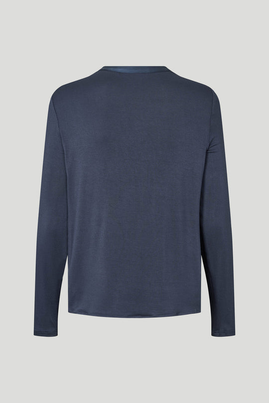 PBO Kopala Blouse i Navy – elegant bluse med rund halsudskæring og fine læg foran.
