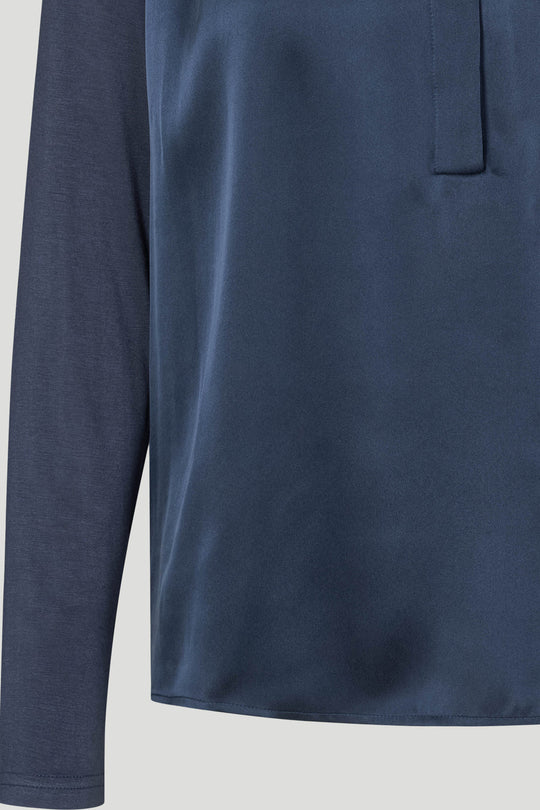 PBO Kopala Blouse i Navy – elegant bluse med rund halsudskæring og fine læg foran.
