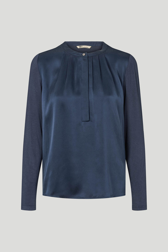 PBO Kopala Blouse i Navy – elegant bluse med rund halsudskæring og fine læg foran.

