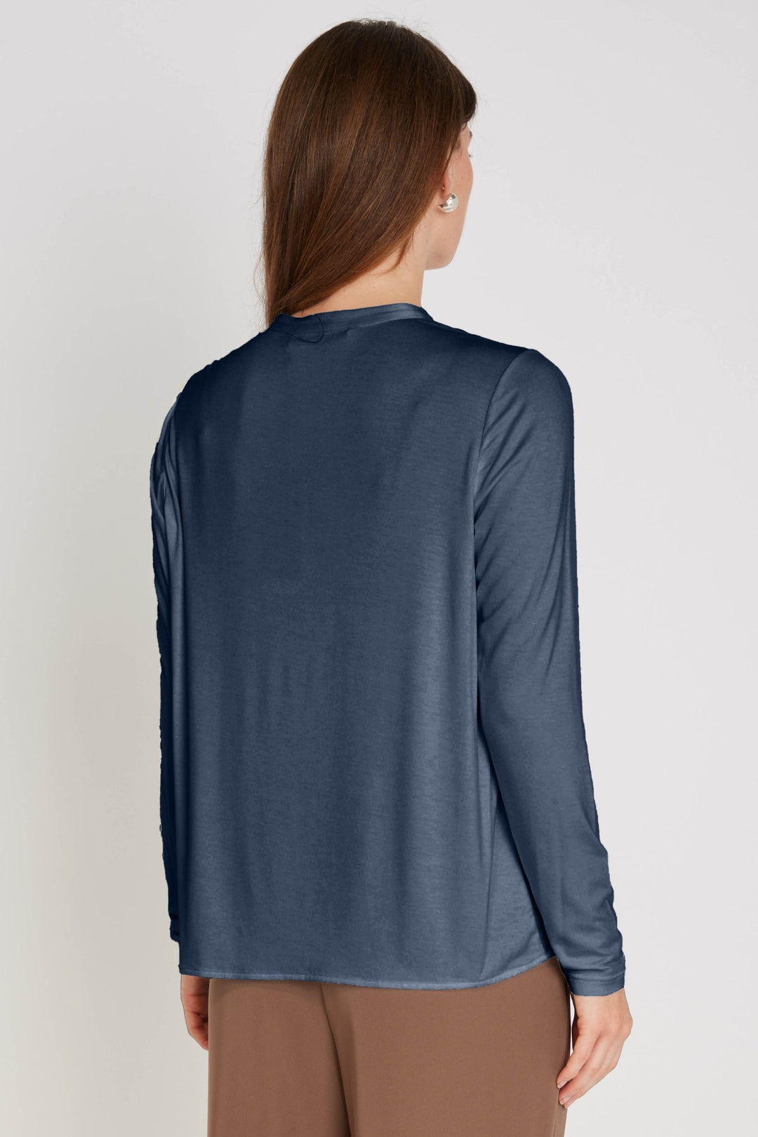 PBO Kopala Blouse i Navy – elegant bluse med rund halsudskæring og fine læg foran.
