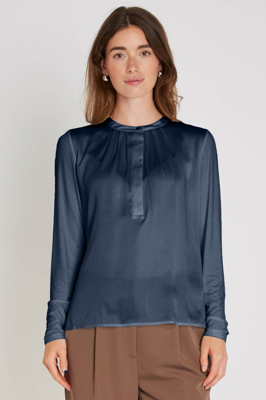 PBO Kopala Blouse i Navy – elegant bluse med rund halsudskæring og fine læg foran.
