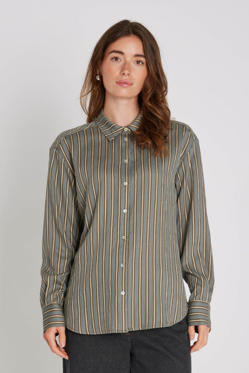 PBO Lizzy Shirt i khaki stripe – klassisk skjorte med stribet mønster, almindelig pasform, lange ærmer med manchet og afrundet kant.
