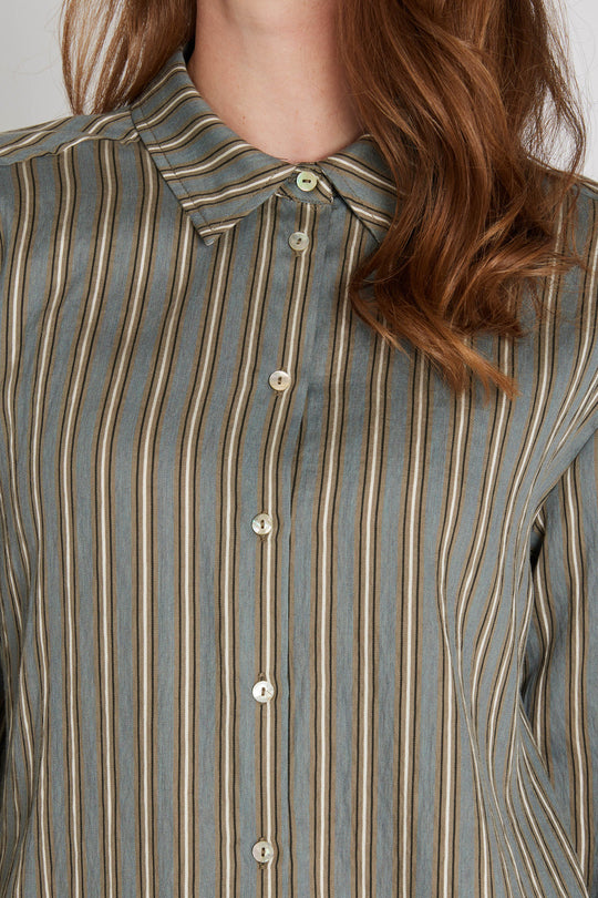 PBO Lizzy Shirt i khaki stripe – klassisk skjorte med stribet mønster, almindelig pasform, lange ærmer med manchet og afrundet kant.
