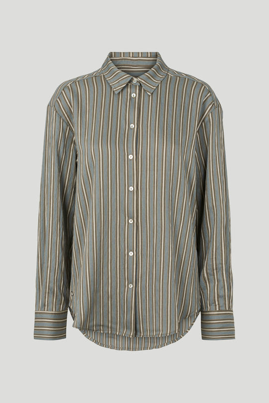 PBO Lizzy Shirt i khaki stripe – klassisk skjorte med stribet mønster, almindelig pasform, lange ærmer med manchet og afrundet kant.
