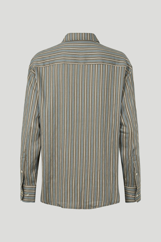 PBO Lizzy Shirt i khaki stripe – klassisk skjorte med stribet mønster, almindelig pasform, lange ærmer med manchet og afrundet kant.
