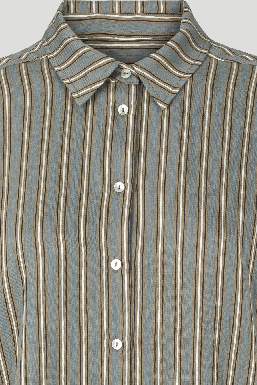 PBO Lizzy Shirt i khaki stripe – klassisk skjorte med stribet mønster, almindelig pasform, lange ærmer med manchet og afrundet kant.
