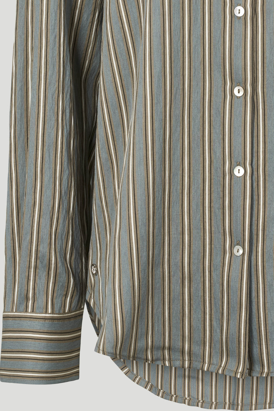 PBO Lizzy Shirt i khaki stripe – klassisk skjorte med stribet mønster, almindelig pasform, lange ærmer med manchet og afrundet kant.
