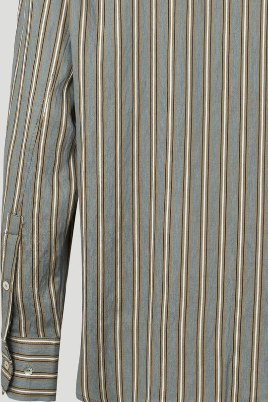 PBO Lizzy Shirt i khaki stripe – klassisk skjorte med stribet mønster, almindelig pasform, lange ærmer med manchet og afrundet kant.
