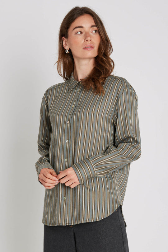 PBO Lizzy Shirt i khaki stripe – klassisk skjorte med stribet mønster, almindelig pasform, lange ærmer med manchet og afrundet kant.
