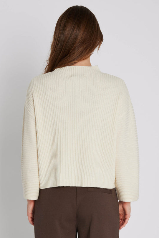 PBO 3414 Rie Knit i star white – minimalistisk striktrøje med løs pasform, 3/4-ærmer, høj afrundet hals og ribstrikket finish.
