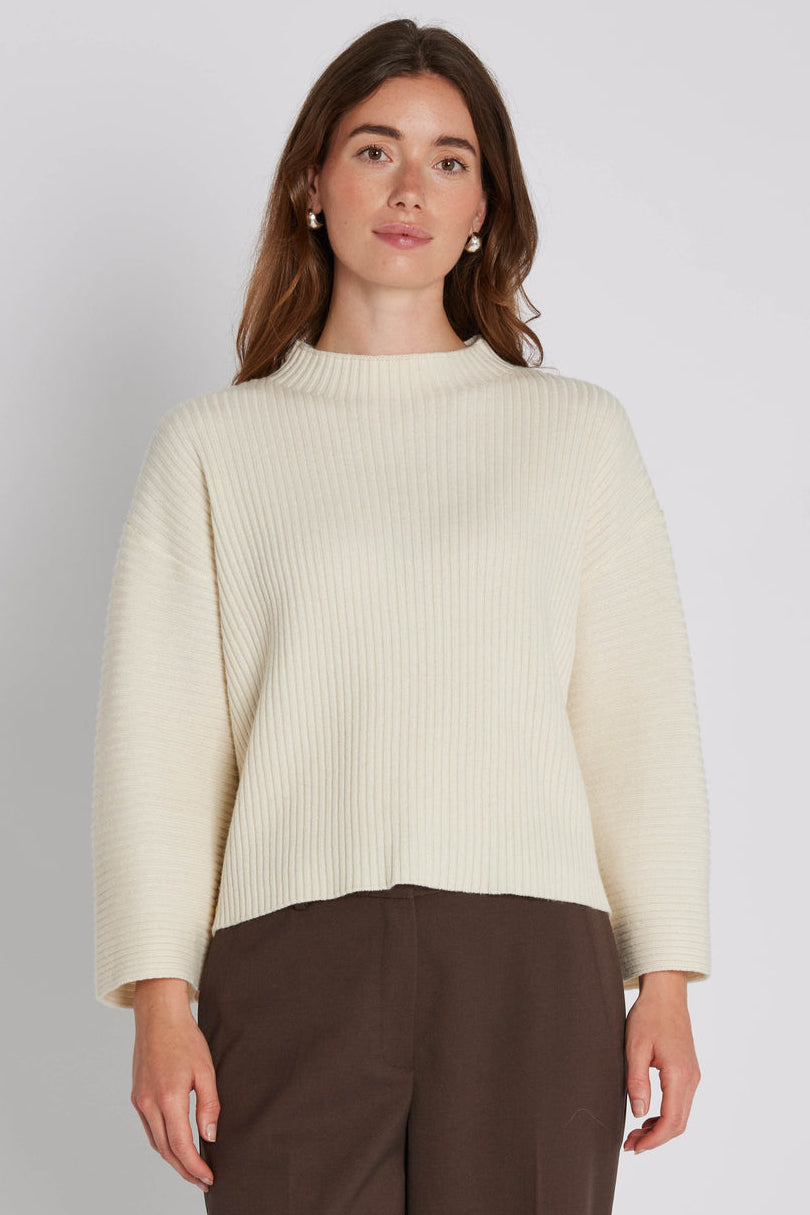 PBO 3414 Rie Knit i star white – minimalistisk striktrøje med løs pasform, 3/4-ærmer, høj afrundet hals og ribstrikket finish.
