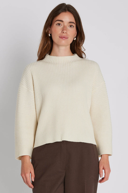 PBO 3414 Rie Knit i star white – minimalistisk striktrøje med løs pasform, 3/4-ærmer, høj afrundet hals og ribstrikket finish.
