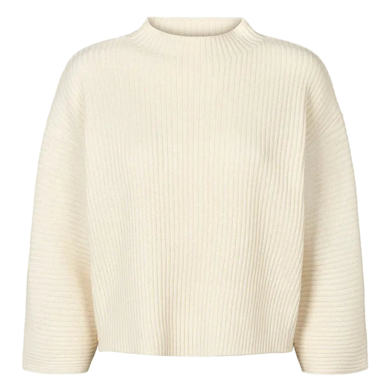 PBO 3414 Rie Knit i star white – minimalistisk striktrøje med løs pasform, 3/4-ærmer, høj afrundet hals og ribstrikket finish.
