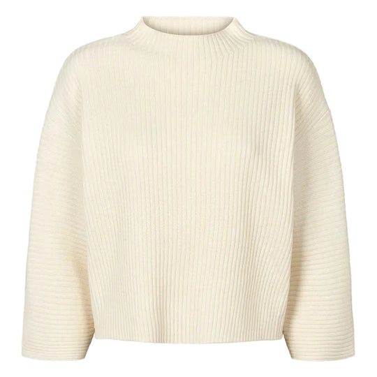 PBO 3414 Rie Knit i star white – minimalistisk striktrøje med løs pasform, 3/4-ærmer, høj afrundet hals og ribstrikket finish.
