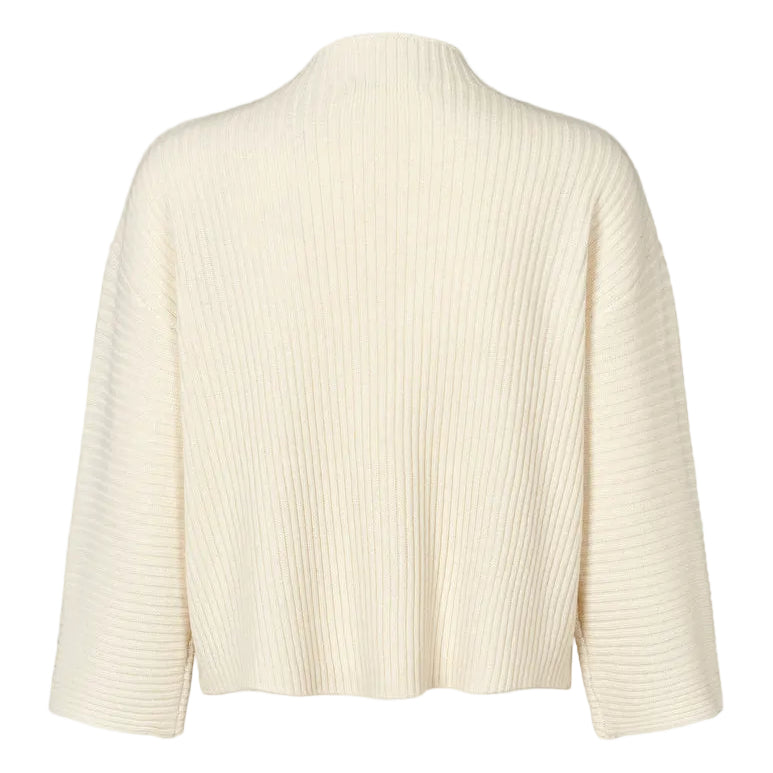 PBO 3414 Rie Knit i star white – minimalistisk striktrøje med løs pasform, 3/4-ærmer, høj afrundet hals og ribstrikket finish.
