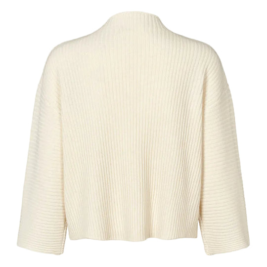 PBO 3414 Rie Knit i star white – minimalistisk striktrøje med løs pasform, 3/4-ærmer, høj afrundet hals og ribstrikket finish.
