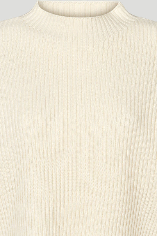 PBO 3414 Rie Knit i star white – minimalistisk striktrøje med løs pasform, 3/4-ærmer, høj afrundet hals og ribstrikket finish.
