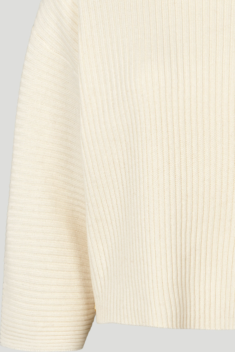 PBO 3414 Rie Knit i star white – minimalistisk striktrøje med løs pasform, 3/4-ærmer, høj afrundet hals og ribstrikket finish.
